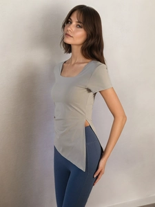 Ensemble de yoga col carré avec haut cintré fendu et legging de sport à taille haute gainant