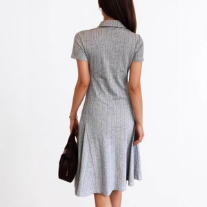 Vue arrière d'une robe polo grise ajustée avec texture en maille verticale et coupe mi-longue