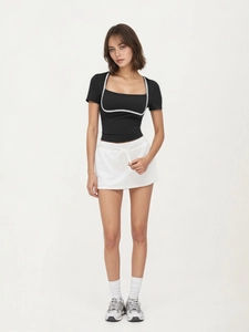 T-shirt nera aderente a maniche corte con scollo quadrato a contrasto e minigonna