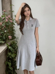 Robe polo en maille grise à manches courtes avec côtes verticales et coupe en A