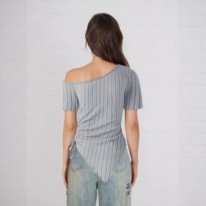 Détail du cordon de serrage latéral et de la texture plissée du haut gris ajusté