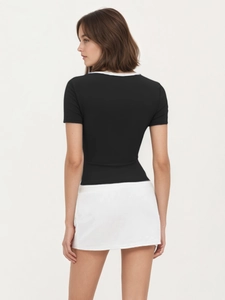 T-shirt nera slim fit da donna con colletto a contrasto bianco, vista posteriore
