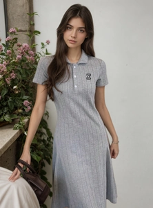 Robe polo grise à manches courtes en maille avec jupe trapèze et logo minimaliste