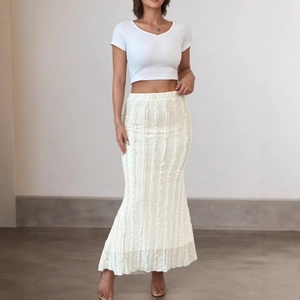 Détail de la jupe sirène blanche à taille haute montrant le tissu jacquard texturé