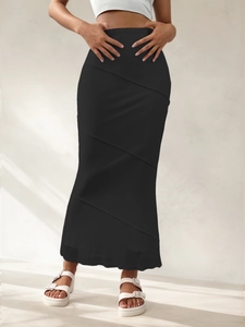 Jupe longue sirène noire à taille haute avec coutures diagonales et coupe ajustée élégante