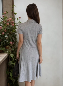 Vue arrière d'une robe midi trapèze gris clair à col polo en maille texturée élégante