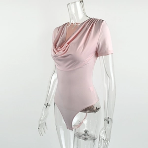 Dettaglio del body rosa chiaro con elegante scollo a drappeggio e design aderente slim