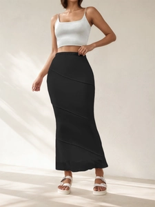 Jupe longue noire élégante à taille haute avec coutures et coupe sirène raffinée