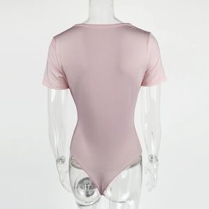 Dettaglio del body rosa con scollo a cappuccio in tessuto elastico lucido e cuciture