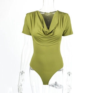 Dettaglio body verde muschio con scollo a cappuccio e drappeggio elegante aderente