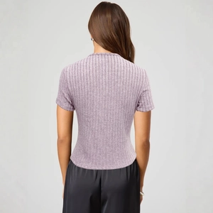 Vue arrière du t-shirt cintré en maille côtelée lavande pour femme à manches courtes