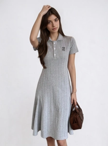 Détail de la maille côtelée et du col Polo boutonné sur cette robe grise évasée en A
