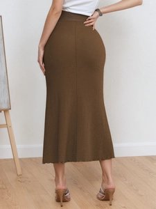 Elegant high-waist brown knitted maxi skirt with mermaid silhouette and textured fabric