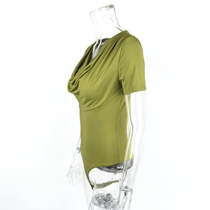 Dettaglio di un body verde erba elegante con scollo a cappuccio e maniche corte da donna