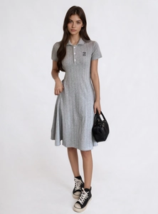 Détail du col polo à trois boutons sur une robe trapèze en maille gris clair