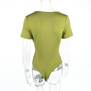 Vista posteriore del body verde erba a maniche corte con scollatura profonda e tessuto a maglia