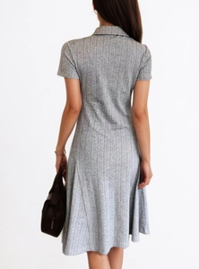 Robe polo grise en maille à manches courtes, coupe trapèze cintrée, vue de dos du modèle