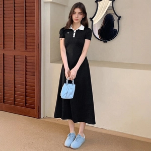 Detail of the white polo collar contrast and slim waist fit on a black summer midi dress