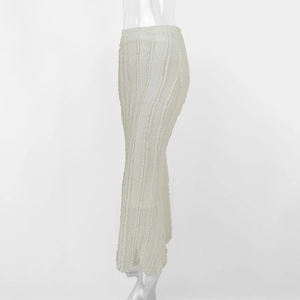Détail de la jupe sirène en tricot crème avec texture côtelée et taille haute élégante