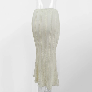 Vue détaillée du tissu en maille texturé vertical sur cette jupe sirène blanc crème