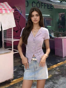 Haut en maille lilas ajusté avec col en V et jupe en jean bleu délavé tendance