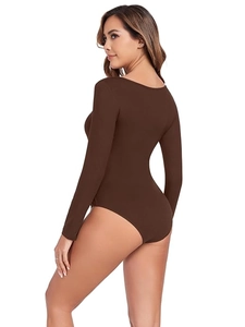 Détail du body marron foncé avec dos nu et manches longues ajustées pour femme
