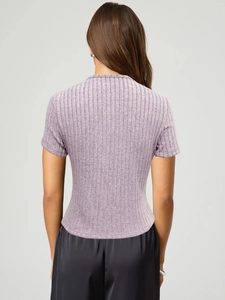 Vue arrière du haut violet à manches courtes côtelé pour femme en coupe ajustée
