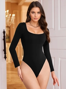Gros plan sur un body noir à col carré avec coupe moulante et extensible pour femme
