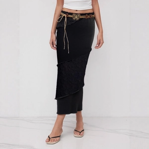 Détail d'une jupe midi vintage avec dentelle et ceinture corde à boucle papillon