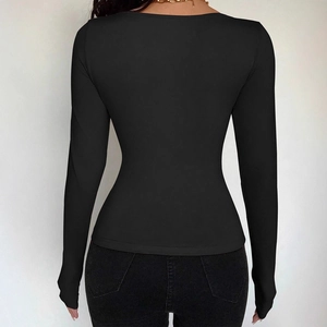 Vue arrière d'un t-shirt noir à manches longues moulant et élastique pour femmes
