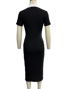 Vista posteriore dell'abito in maglia nera slim fit con colletto polo bianco a contrasto