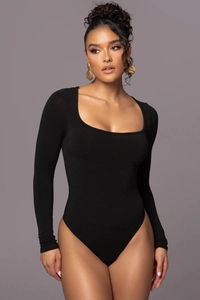 Détail d'un body noir à manches longues avec une coupe ajustée et une encolure carrée