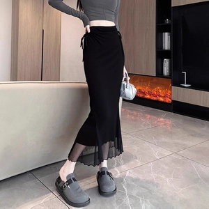 Dettaglio gonna a sirena nera con coulisse laterale e bordo in mesh trasparente