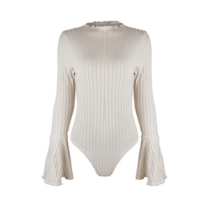 Dettaglio body in maglia a costine bianco avorio con maniche a campana e collo alto elegante