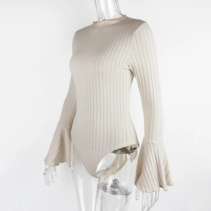 Dettaglio di un body in maglia a coste con eleganti maniche a campana e vestibilità slim