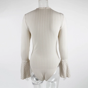 Vista posteriore del body in maglia a coste beige con maniche a campana e volant