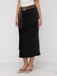 Jupe midi noire bohème avec patchwork de dentelle, plissée et ceinture nœud papillon