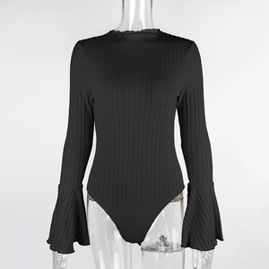 Dettaglio body nero a costine con eleganti maniche a campana e design dalla vestibilità slim