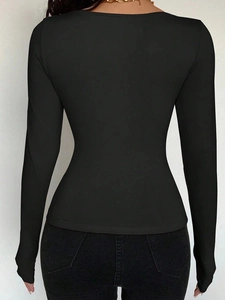 Haut tricoté noir à manches longues pour femme avec coupe ajustée et vue arrière détaillée