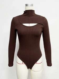 Body marron foncé à manches longues ajusté avec texture côtelée et découpe frontale