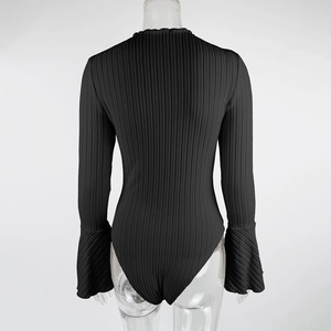 Vista posteriore del body in maglia a coste nere con maniche a campana e vestibilità slim