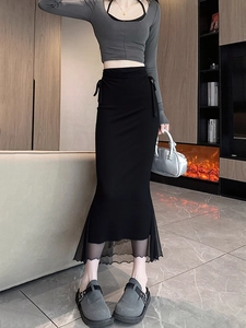 Elegante gonna a sirena nera con inserti in mesh e sexy dettaglio intrecciato in vita