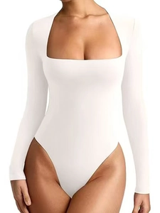 Eng anliegender weißer Damen Bodysuit mit quadratischem Ausschnitt und langen Ärmeln