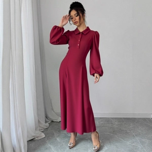 Détails de la robe longue bordeaux à col polo avec manches lanternes et boutons