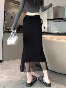 Elegante gonna lunga a sirena nera con coulisse in vita e dettagli in mesh patchwork