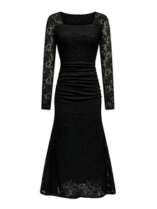 Elegante abito lungo in pizzo nero a maniche lunghe con scollo quadrato e vita a pieghe