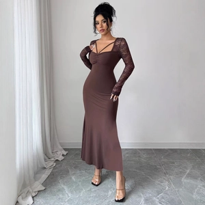 Detail des dunkelbraunen Bodycon-Kleides mit Spitzenärmeln und elegantem Faltenausschnitt