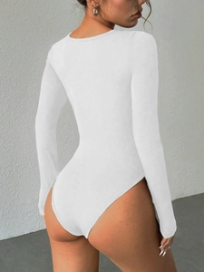 Rückansicht eines eleganten weißen Langarm-Bodysuits mit eckigem Ausschnitt und Passform