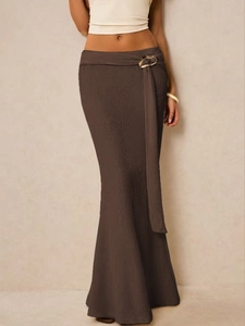 Elegante koffiebruine geplooide midi-rok met hoge taille en decoratieve metalen gesp