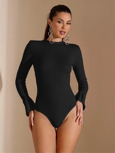 Dettaglio body nero in maglia a costine con maniche a campana e design aderente